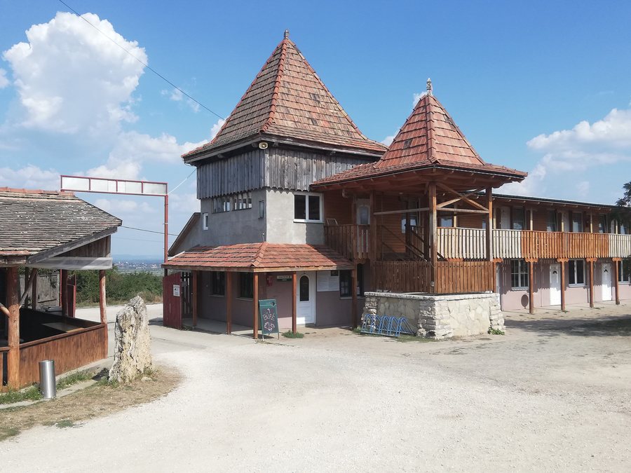 File:20240831 144052 Magyar Vár bejárati traktusa.jpg