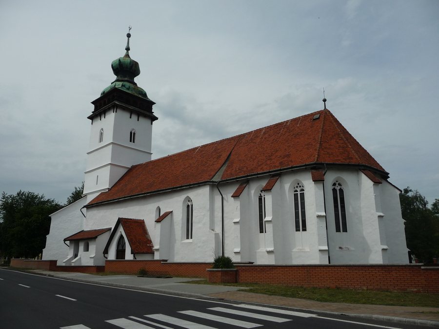 File:Sajószentpéteri református nagytemplom délkeletről.jpg