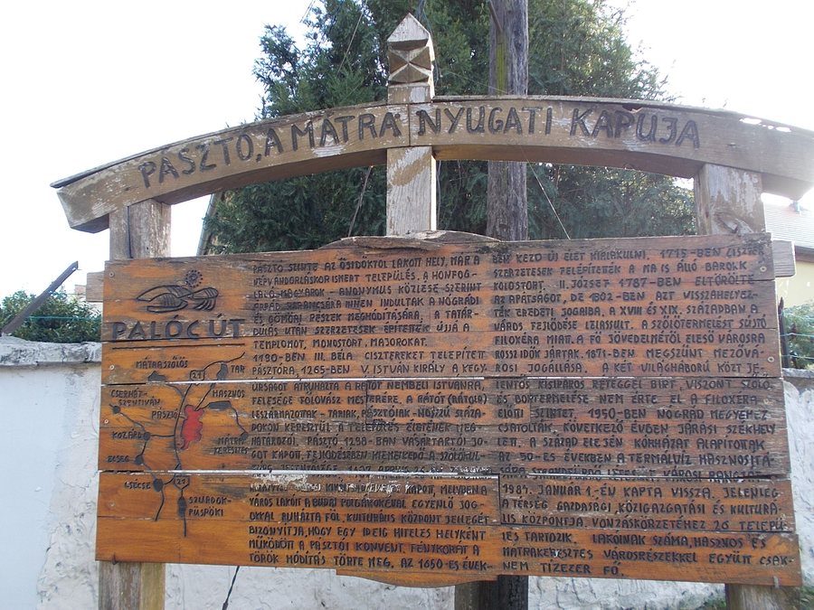 File:Deák Ferenc Straße, 'Pásztó, das Westtor von Mátra' und 'Palóc-Straße' Tafel, 2023 Pásztó.jpg