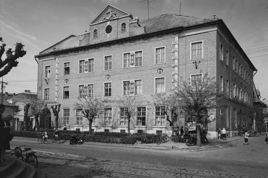 File:Cegléd 1963, Kossuth Ferenc utca, Postapalota. Fortepan 2719.jpg