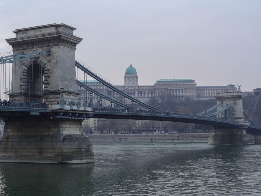 Kettenbrücke über der Donau vor der Budaer Burg in Budapest